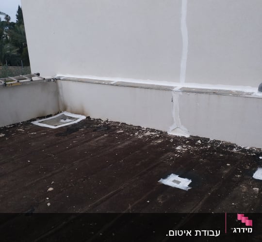 איטום קירות וגג עם חומר לבן